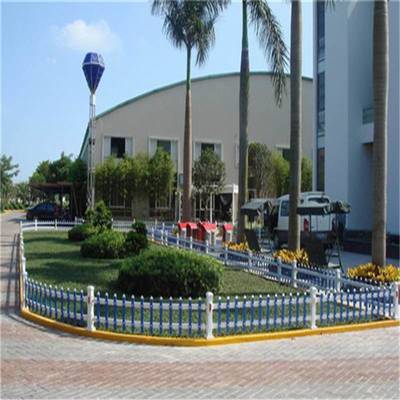 周口工厂现货批发 新农村绿化带首选，绿白色塑钢/PVC护栏详解