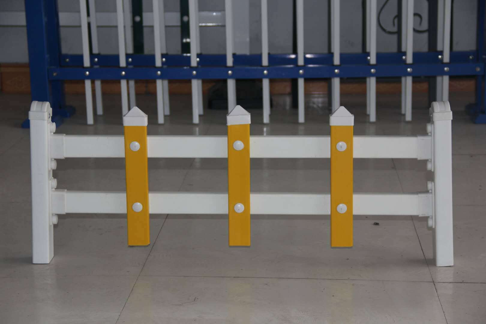 PVC塑钢草坪护栏 市政绿化、社区园艺与校园环境的守护者